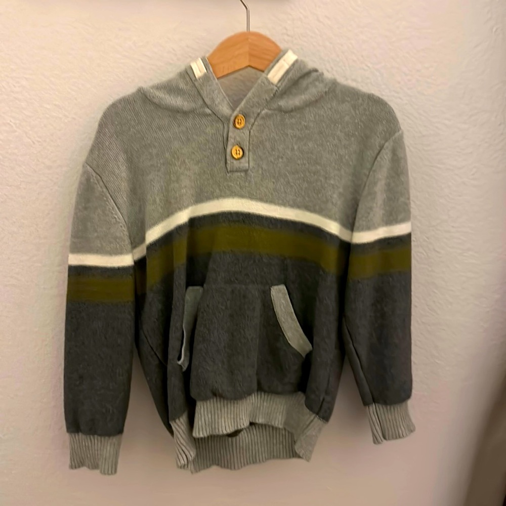 Boys 5T Cat & Jack Long Sleeve hooded sweater w it’s front pocket. Grey.